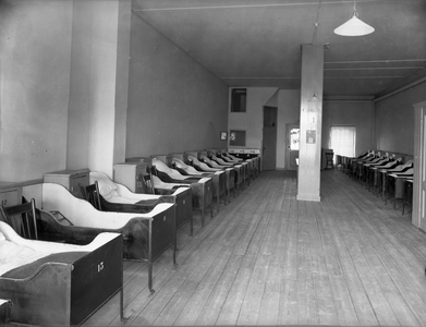 77588 Interieur van het Diaconie Oude Mannen- en Vrouwenhuis (Huize Oudaen; Oudegracht 99) te Utrecht: de mannenslaapzaal.